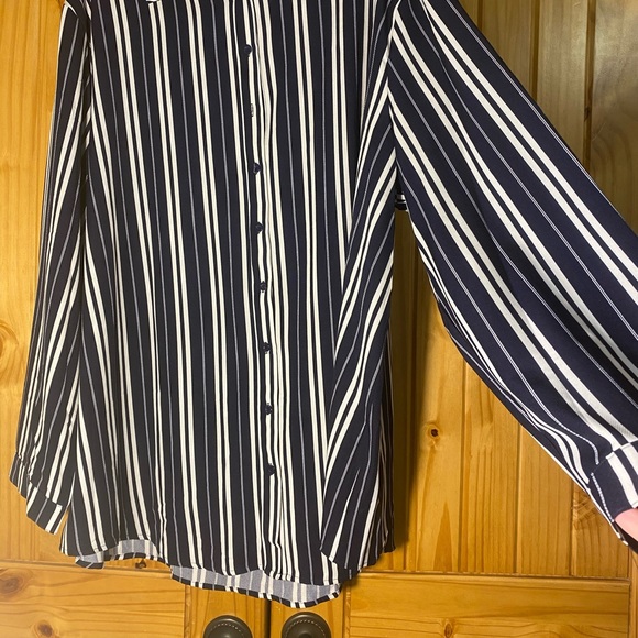 Pretty Little Thing Navy Blue/White Button Down - Picture 3 of 4